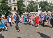 Powiększ zdjęcie przemarsz zebranych ulicami Krakowa
