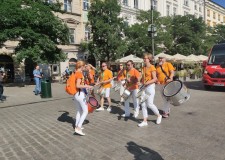 Powiększ zdjęcie przemarsz orkiestry na Rynku krakowskim