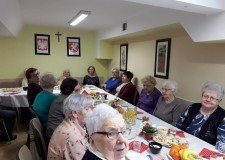 Powiększ zdjęcie Seniorzy przy stole.