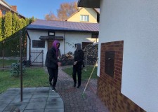 Powiększ zdjęcie Wolontariusze noszący drzewo.