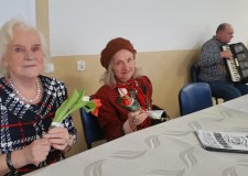 Powiększ zdjęcie Seniorzy przy stole.