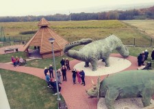 Powiększ zdjęcie Zdjęcie dinozaurów z wieży widokowej.