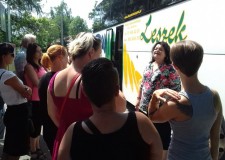 Powiększ zdjęcie Dzieci wraz z opiekunami przed autobusem.