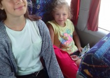 Powiększ zdjęcie Dzieci w autobusie.