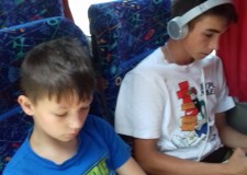 Powiększ zdjęcie Dzieci w autobusie.