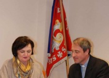 Powiększ zdjęcie Dyrektor MOPS Małgorzata Kędzior podpisuje porozumienie