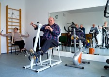 Powiększ zdjęcie Seniorzy na nowym sprzęcie do ćwiczeń.