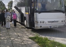 Powiększ zdjęcie Dzieci pakujące bagaże do autobusu.