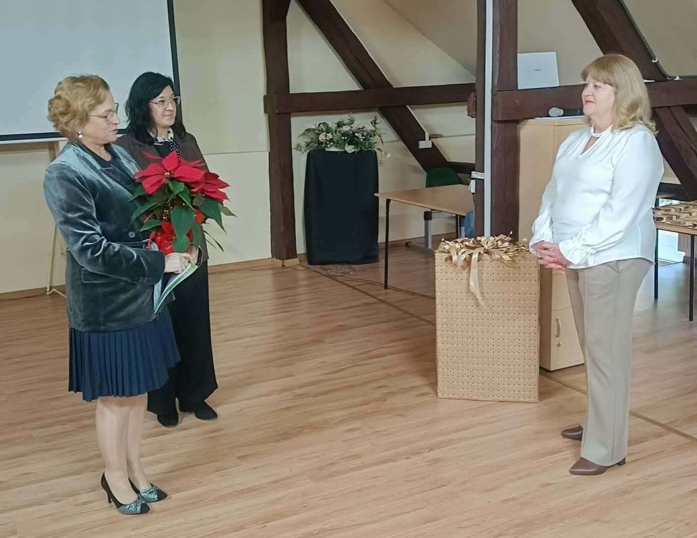 Zdjęcie: Podziękowanie za długoletnią pracę.