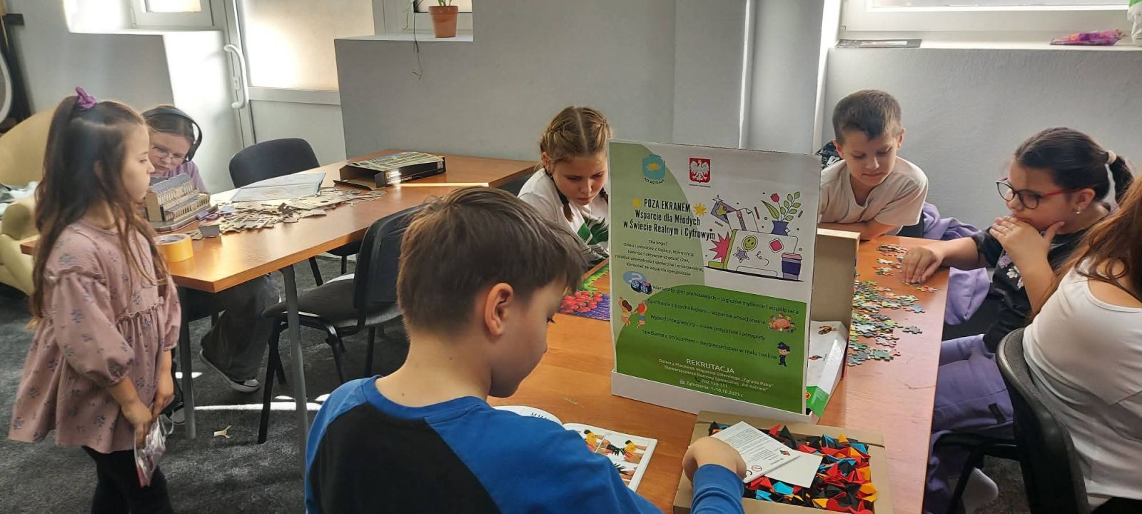 Zdjęcie: Warsztaty gier planszowych w ramach projektu „Poza Ekranem – Wsparcie dla Młodych w Świecie Realnym i Cyfrowym”