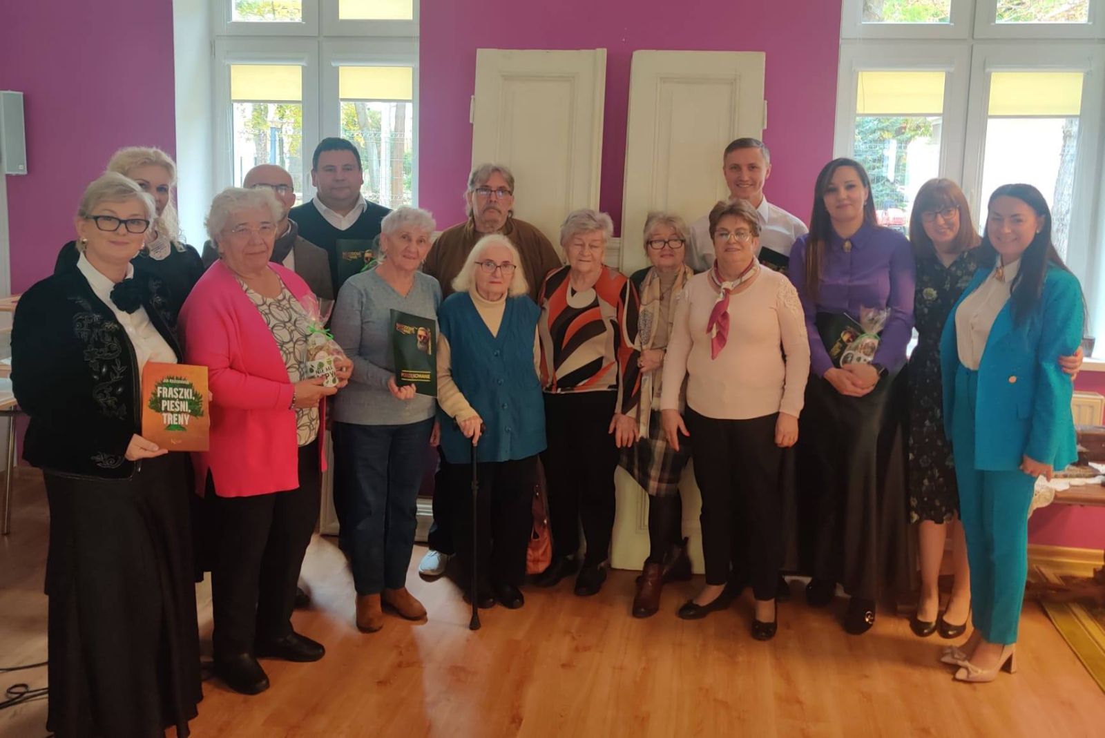 Zdjęcie: Seniorzy na Narodowym Czytaniu w Miejskiej i Powiatowej Bibliotece Publicznej w Dębicy