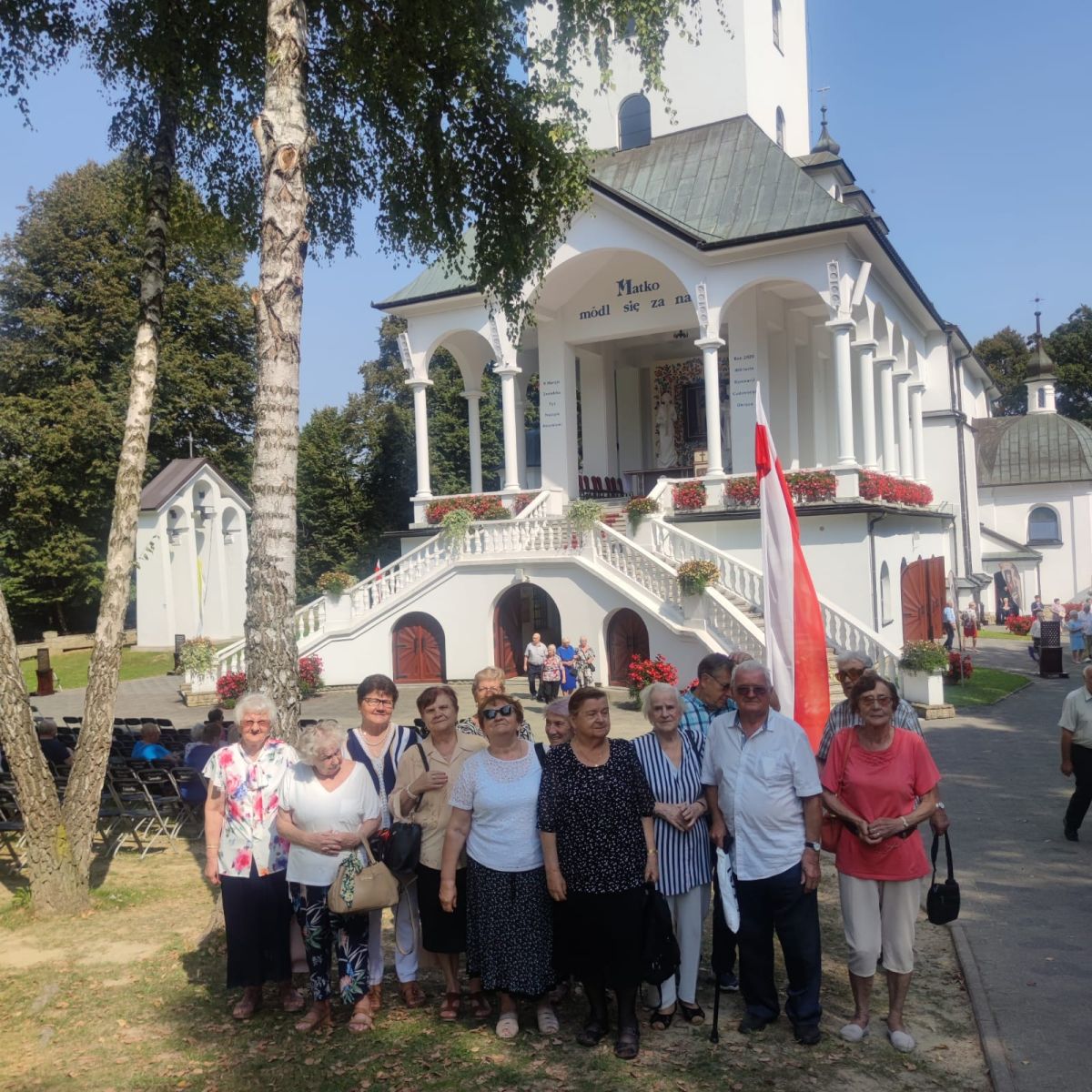 Zdjęcie: Seniorzy na pielgrzymce w  Sanktuarium w Zawadzie